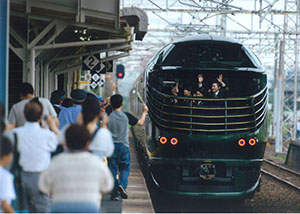 「瑞風」クルーの笑顔