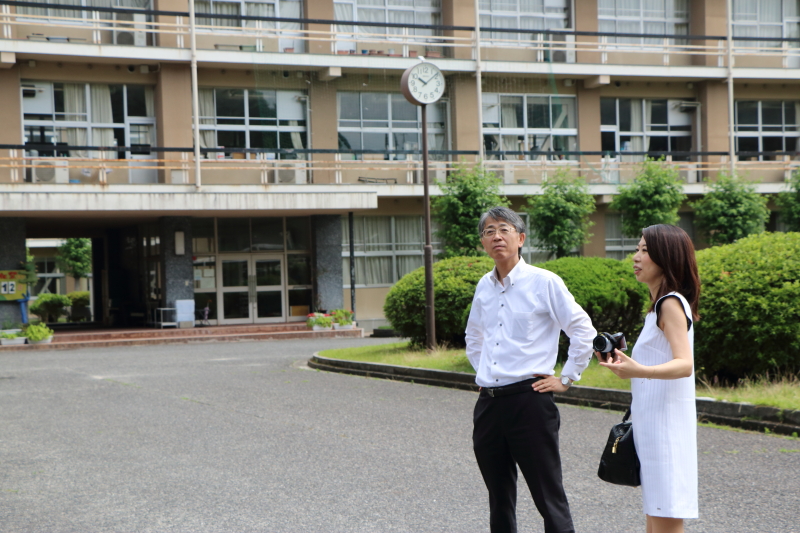 学生時代の懐かしい話をする千田絵美さんと奈迫校長