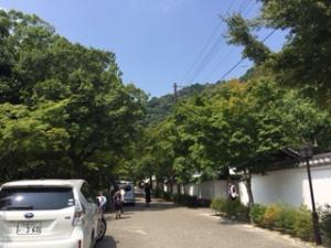 香川家長屋門の通りの写真