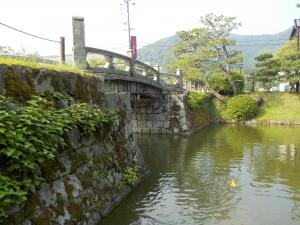 吉香神社の堀に架かる石橋の写真