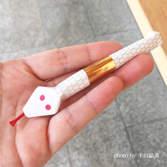 可愛らしいお顔のへびおみくじ
