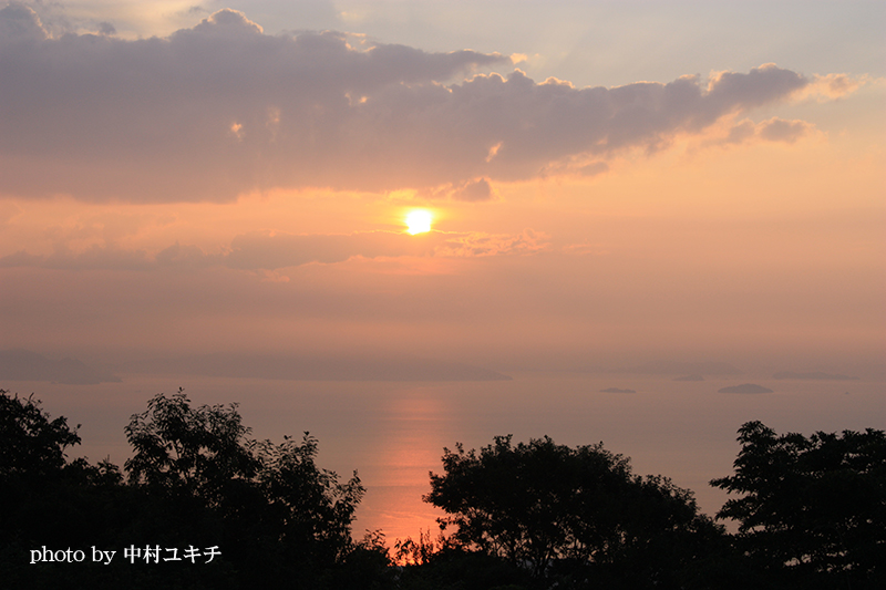 高照寺山から見る瀬戸の海から昇る朝日