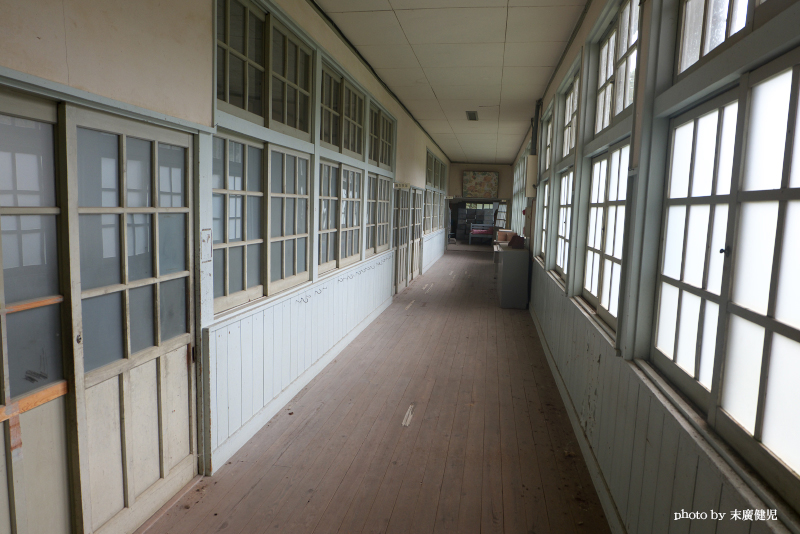 生見小学校の長い廊下