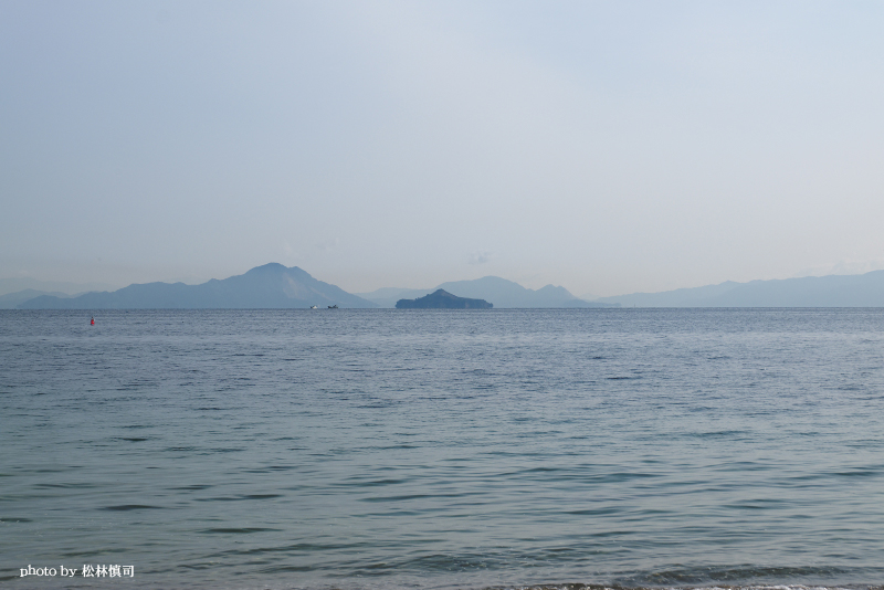 山陽本線から見える瀬戸内海とカブト島