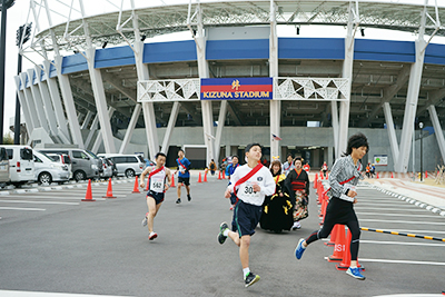 絆スタジアムを舞台に力強い走りが繰り広げられた