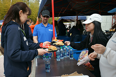 ハンバーガーなどアメリカンな食べ物も楽しめた