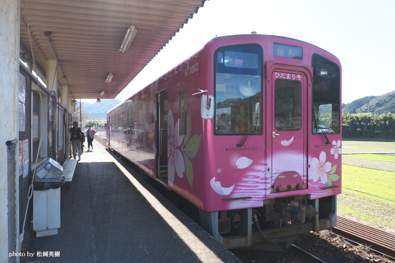 カラフルな車体が特徴の錦川清流線