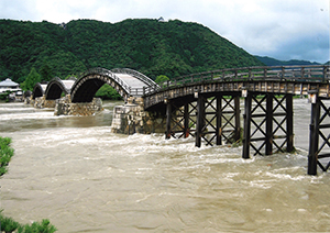 錦帯橋豪雨