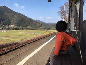 春風吹く駅に座って