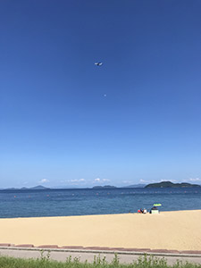 月と飛行機と海