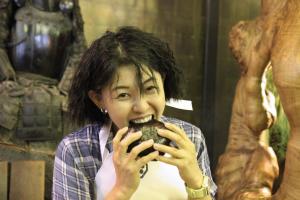 山賊むすびを食べる川内さん