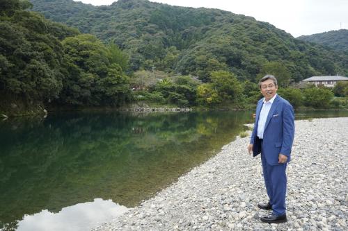 錦帯橋の河原に立つ弘兼先生