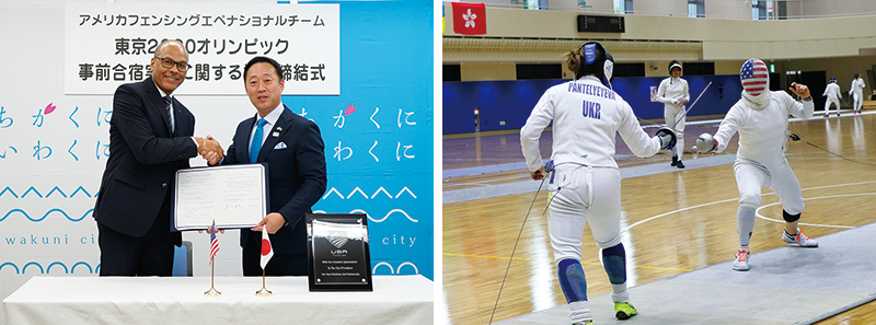 協定の締結後、握手を交わす福田良彦市長とドナルド・アンソニー　アメリカフェンシング協会会長