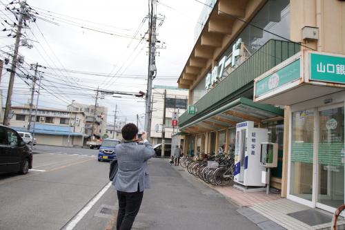 中央フードを撮影する名越さん