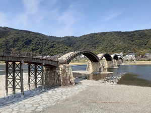 コロナで無人の錦帯橋
