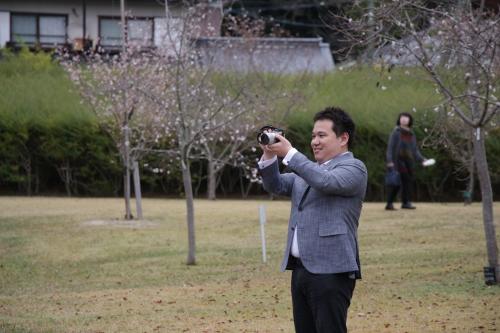 吉香公園で写真を撮る名越さん