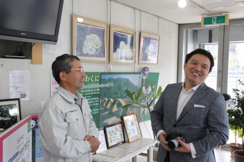 松村さんと話す名越さん
