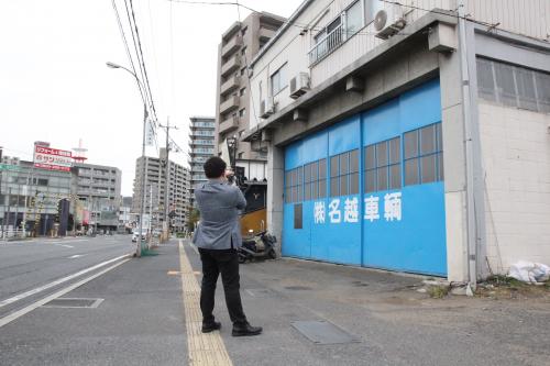 名越車両の前ににて