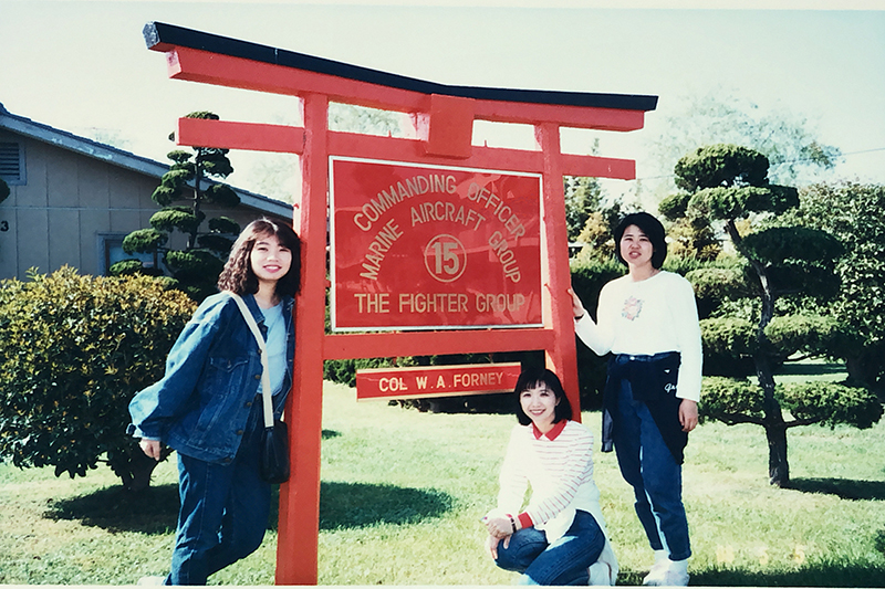 Forney家の前で