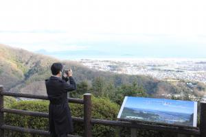 山頂から岩国市街を臨む森本さん