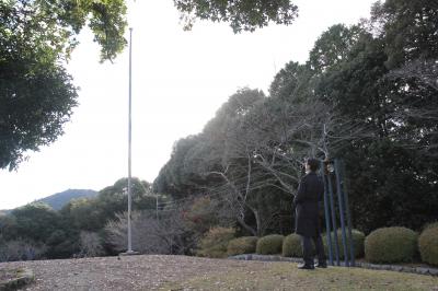 掲揚台と森本さん