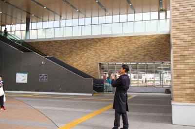 新しくなった駅舎と森本さん