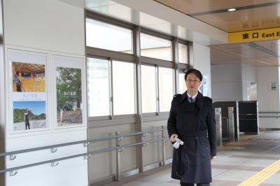 東西連絡通路に立つ森本さん