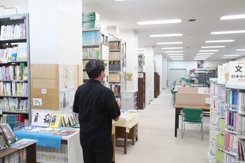 図書館にる光井さんの写真