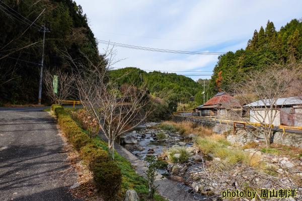 川沿いの山道の写真