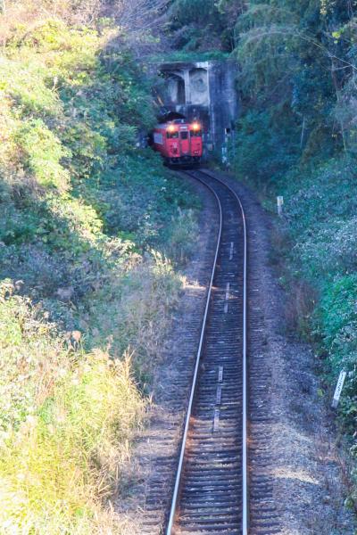 トンネルを抜ける電車写真