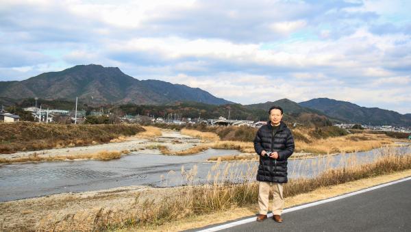玖西盆地の風景と周山さん