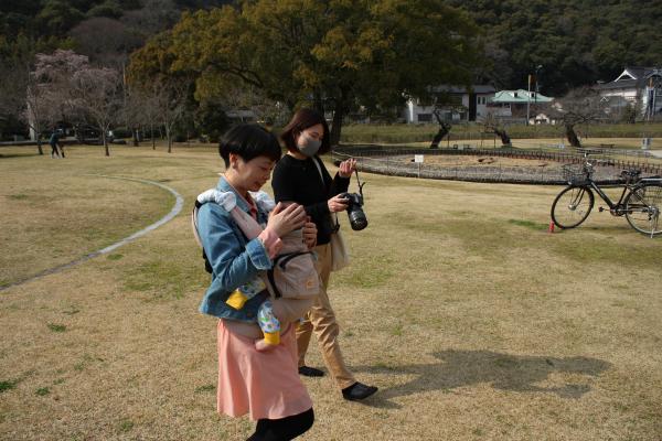 公園内を歩く日高さん