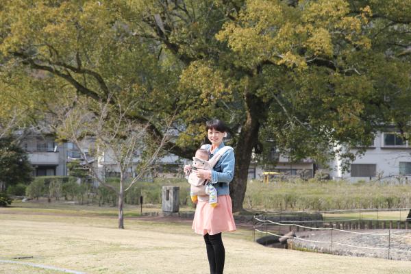 思い出の木と日高さんの写真