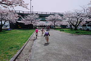新1年生とランドセルと桜