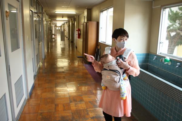 準備室前の日高さんの写真