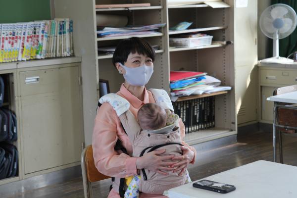 席に座る日高さんの写真