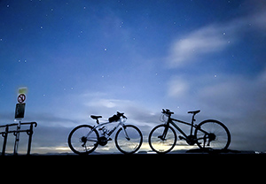 夏の夜空と自転車
