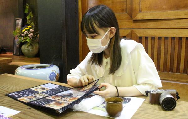 メニューを眺めるなみやんさん