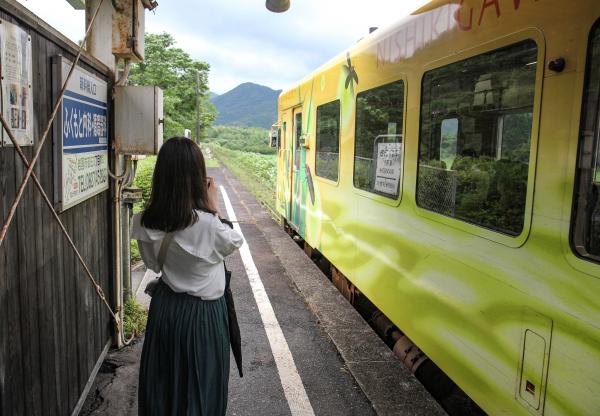 駅で撮影するなみやんさん