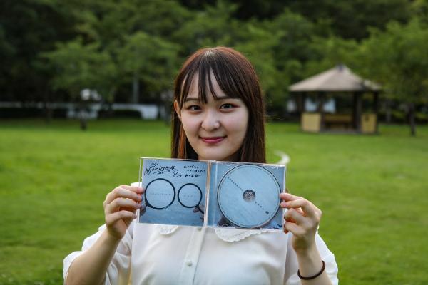 CDを持つなみやんさん