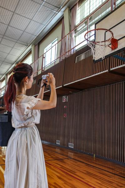 バスケットボールのゴールを見上げるりのさん