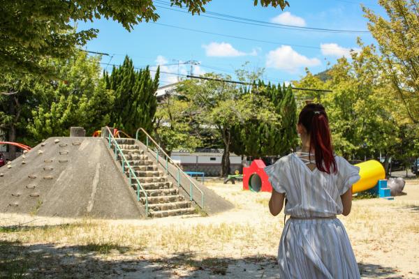 コンクリ山とりのさんの後ろ姿の写真