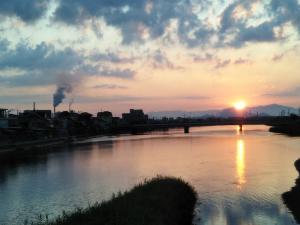 真夏の清々しい日の出