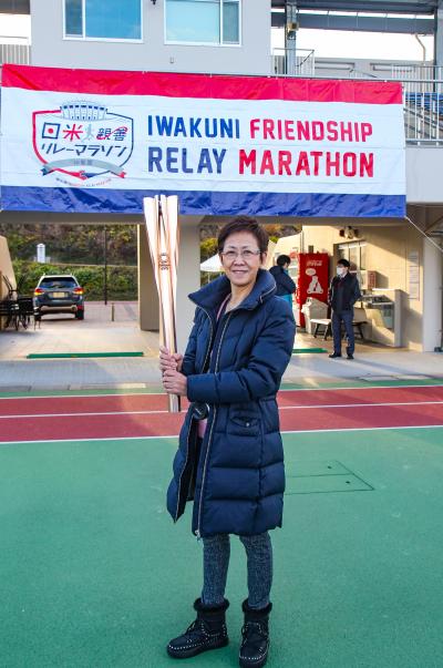 トーチを持つ三浦さんの写真