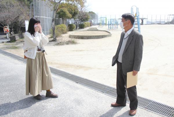 恩師の西本先生と出会うすずきさんの写真
