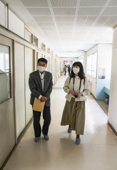 廊下を歩くすずきさんと西本先生