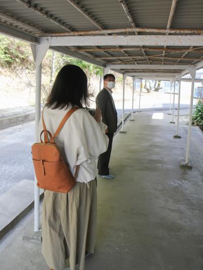 体育館へ向かうすずきさんと西本先生の写真