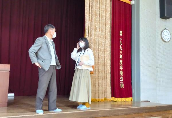 舞台上のすずきさんと西本先生の写真