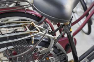 自転車には備え付けのカギだけでなく、ワイヤーチェーンなど複数の鍵をかけましょう