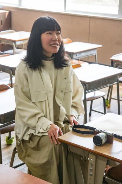 教室の席につくすずきえりなさん